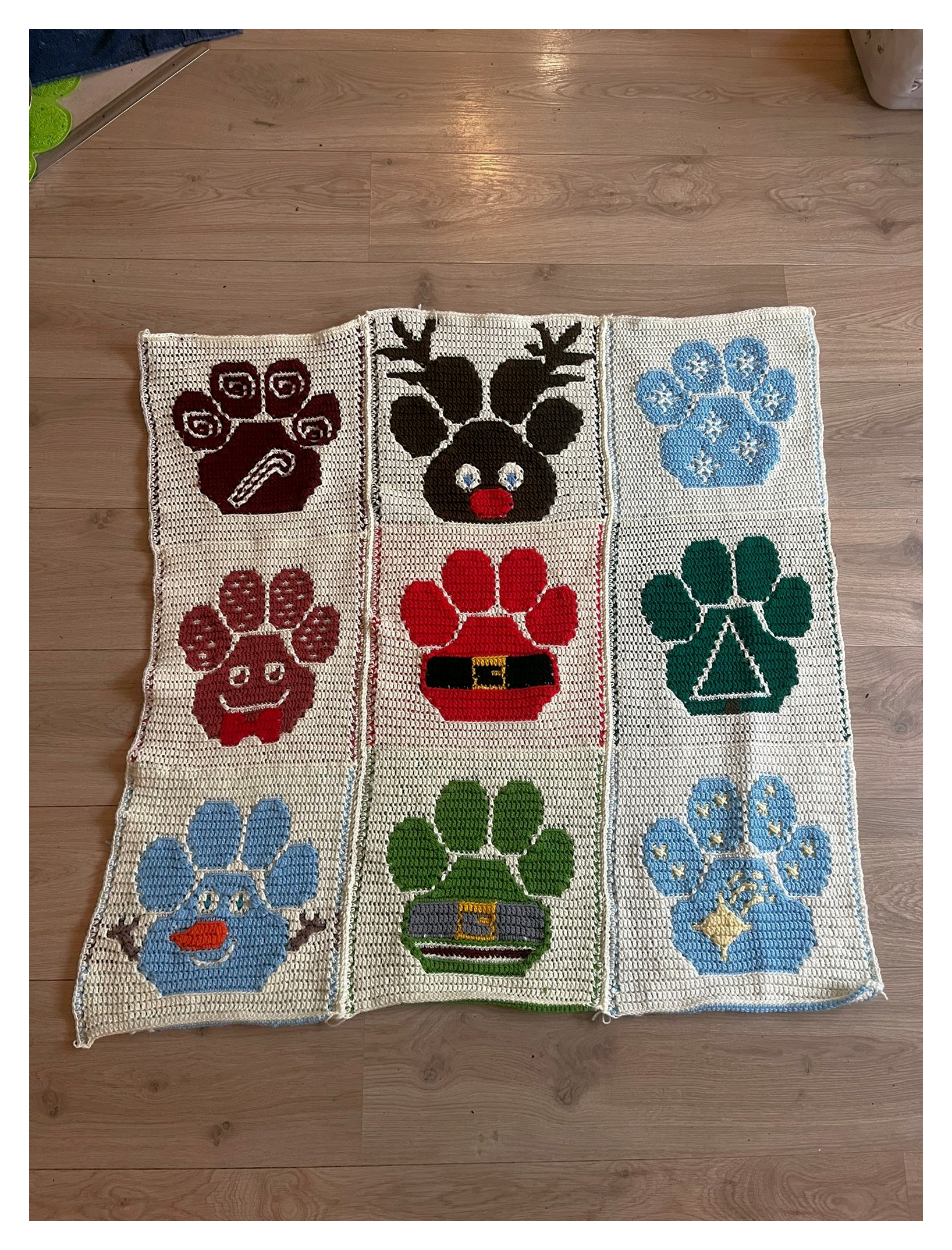Mosaic Christmas Paws pattern