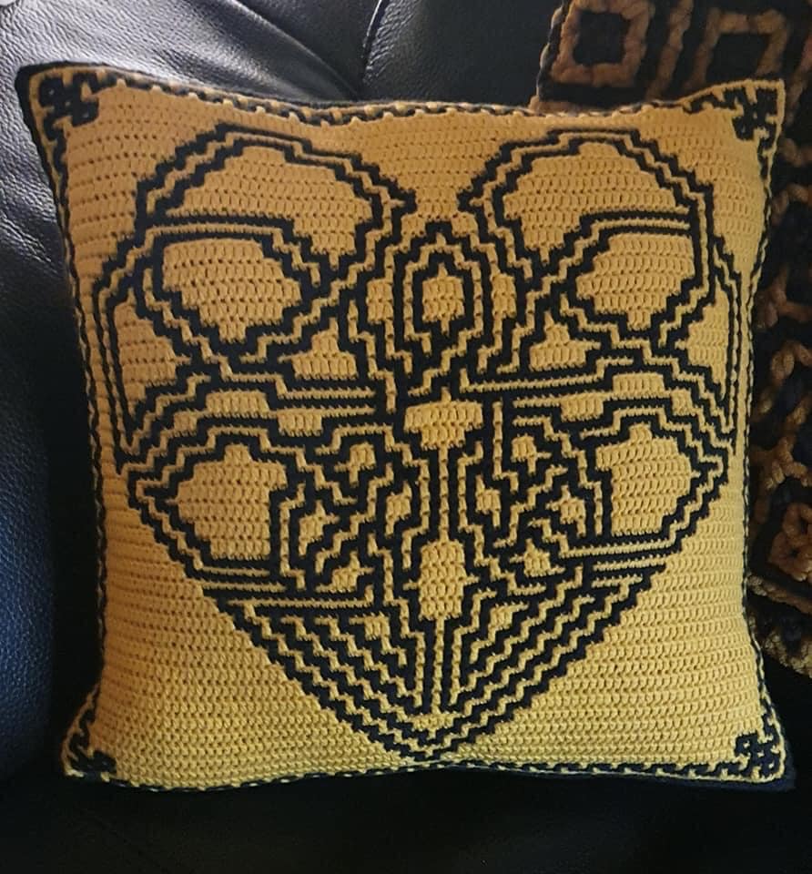 Celtic knot heart pillow pattern